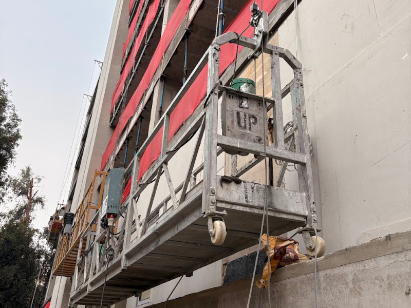 Maquinaria de construcción de MacUP en plena obra de Aki KB Minibodegas en Cantagallo, un proyecto de almacenaje moderno de Bravo Izquierdo.
