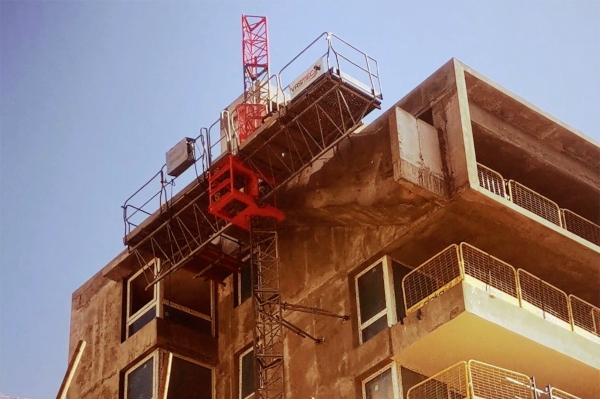 Plataforma de cremallera bimastil de MacUP instalada para optimizar los trabajos en el gran Proyecto Barrio Foresta de Constructora Bravo Izquierdo.