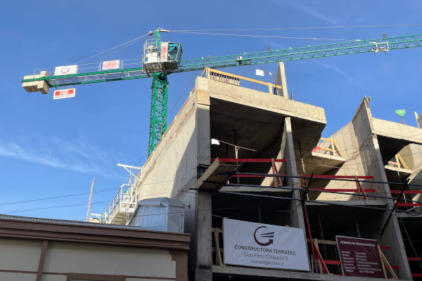 Andamios de MacUP en el colorido Edificio Colores de Barón de Constructora Terratec, mostrando versatilidad en proyectos arquitectónicos únicos.