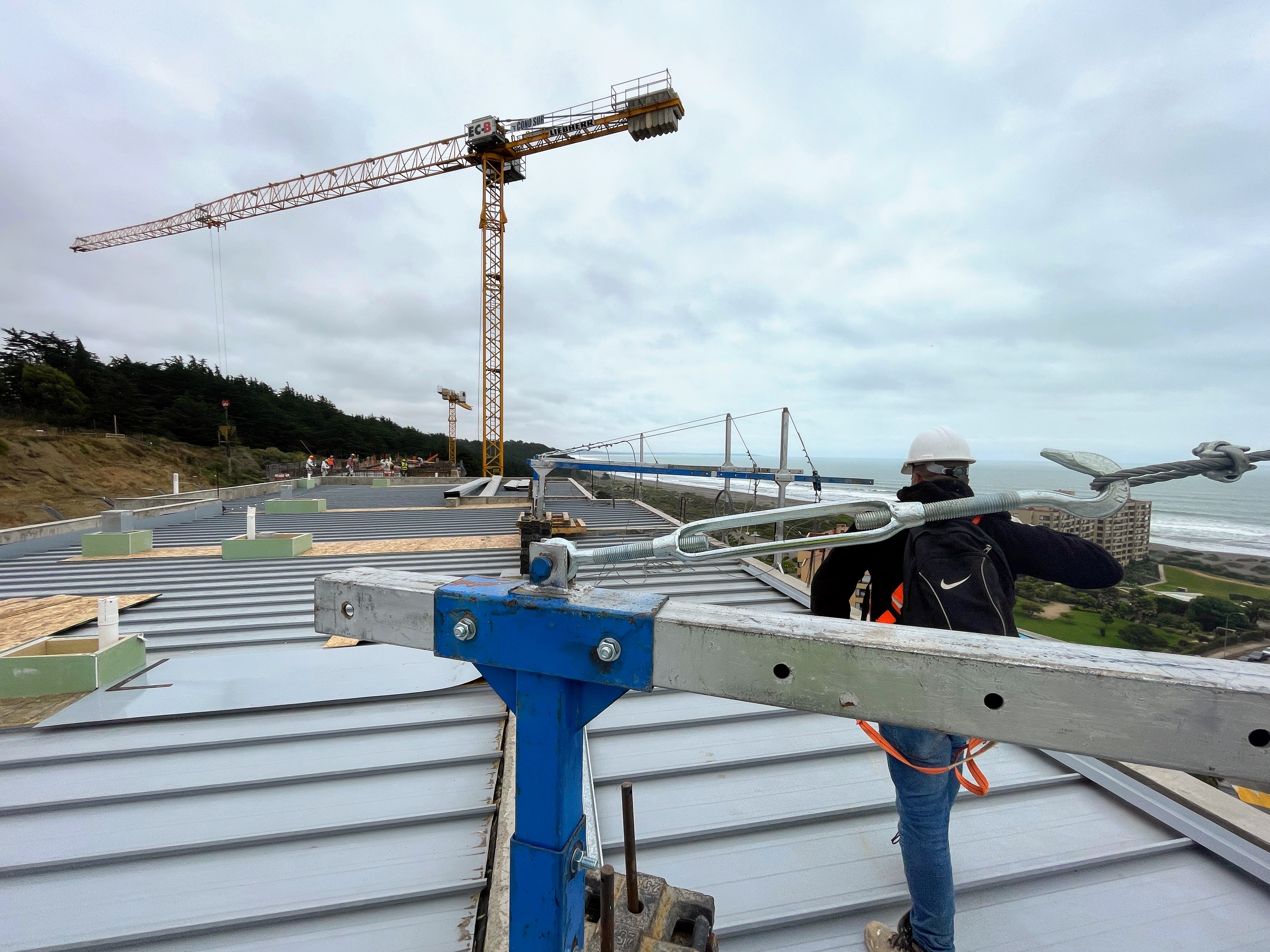 Andamio colgante en edificio con información de contacto de MacUP