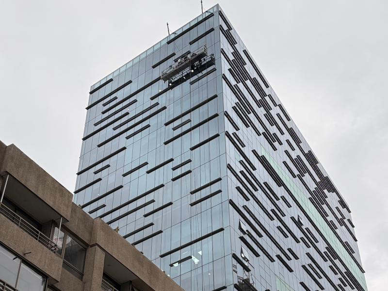 Andamio colgante de MacUP en la restauración y mantenimiento del emblemático edificio del Instituto Nacional de Estadísticas.