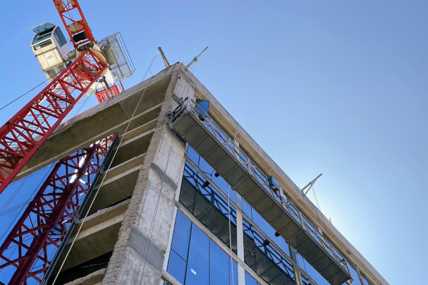 Vista de la maquinaria de altura de MacUP facilitando la construcción del Parque Empresarial Machalí, un proyecto de Castellani Muñoz.