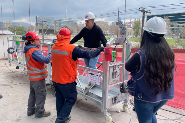 Andamios colgantes eléctricos de MacUP instalados en la moderna fachada del Edificio Santa María Office, proyecto de Bravo Izquierdo en Providencia.