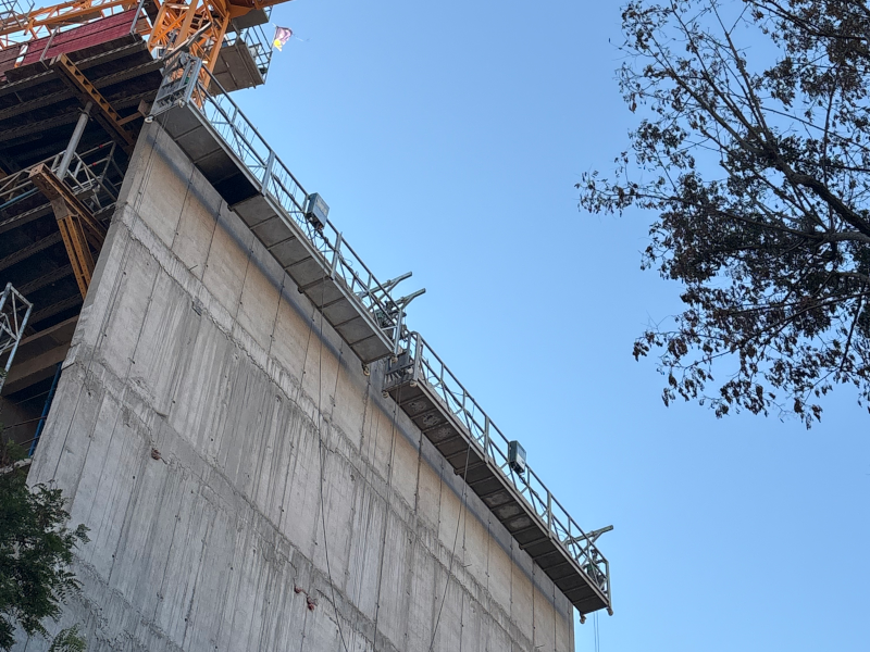 Andamios de MacUP en la fachada del edificio educacional UNAB en Echaurren, un proyecto de Constructora Bravo Izquierdo.